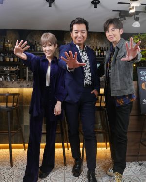 ▲《聖筊》主演李國毅(右)、孫可芳(左)接受鄭偉柏(中)《TALK一杯》專訪。(圖/MOMOTV提供) ▲《聖筊》主演李國毅(右)、孫可芳(左)接受鄭偉柏(中)《TALK一杯》專訪。(圖/MOMOTV提供)