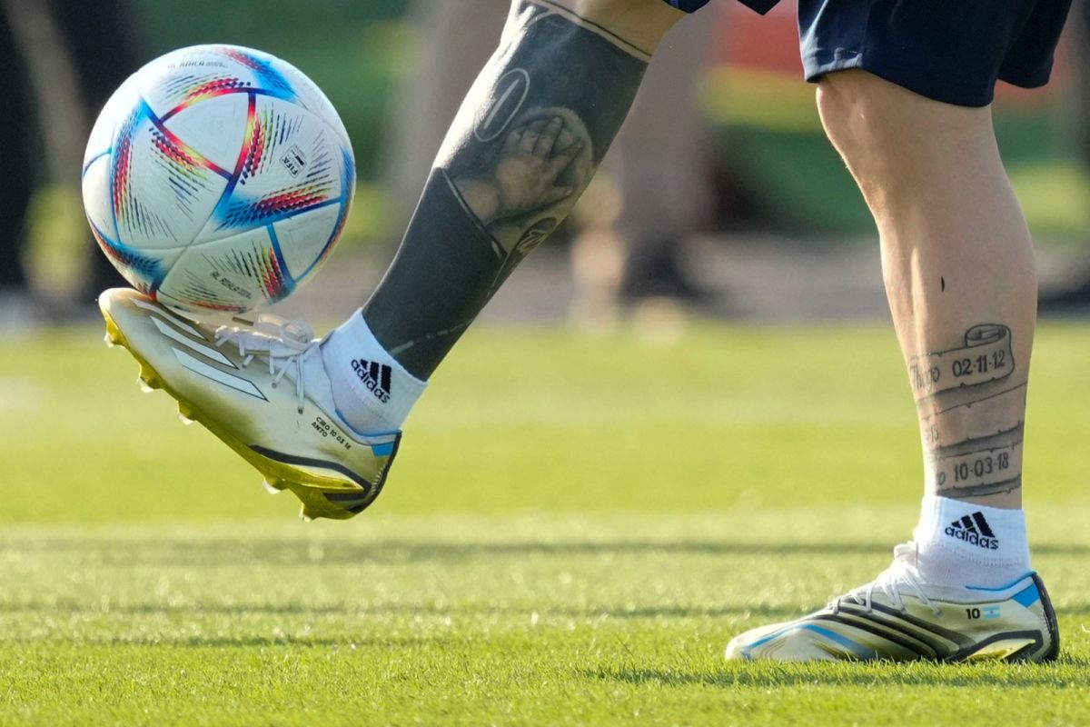 ▲中東地區的第一場世界盃足球賽開幕賽，在卡達首都杜哈（Doha）市郊欣賞到數千名移工觀賞。示意圖。（圖／美聯社／達志影像）