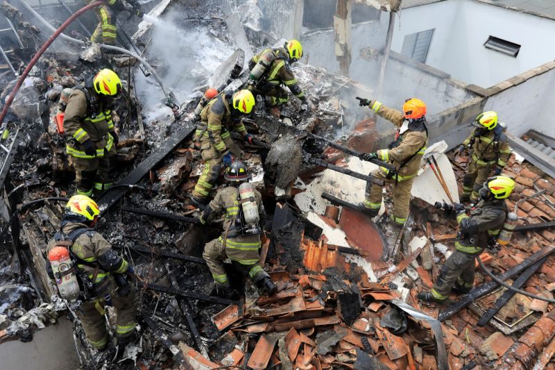 ▲哥倫比亞一架載有8人的小型飛機，21日墜毀在國內第二大城美德殷（Medellin）一處住宅區，機上8人全數罹難。（圖／美聯社／達志影像）