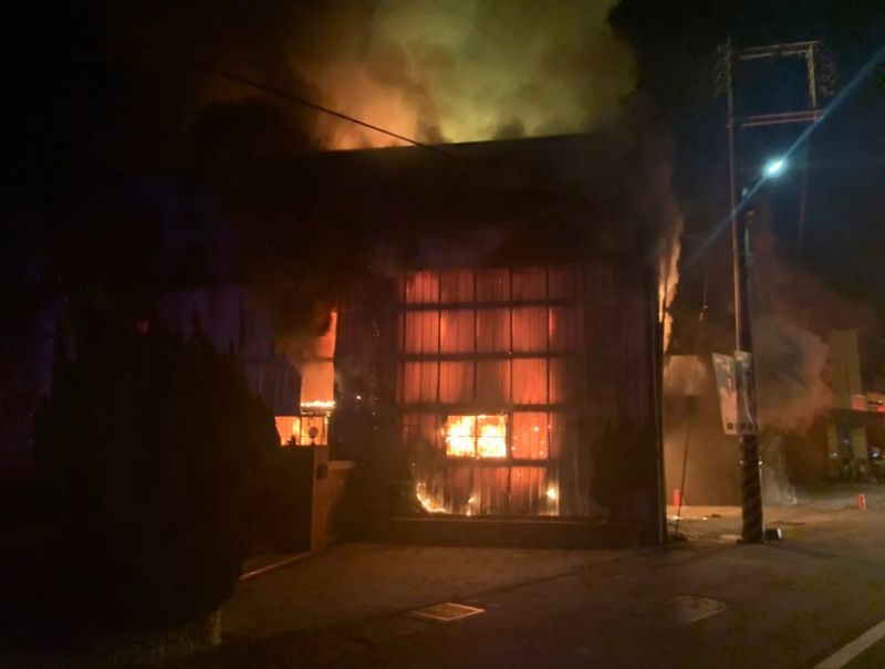 ▲警消趕抵時，電動機車行1樓鐵皮倉庫及2樓RC建築物已燃起熊熊烈火。（圖／翻攝畫面）