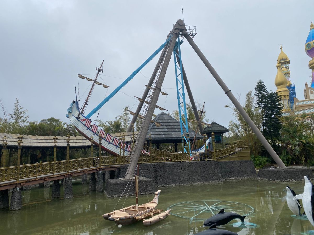 ▲六福村為體恤超商店員以及外送員辛勞，重磅推出4大超商、3大外送平台服務人員門票打6折，穿著制服入園現在只要599元（原價999元），一票入園爽玩笑傲飛鷹、大怒神！（圖／六福村提供）