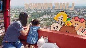 LINE FRIENDS摩天輪主題車廂,獨家價899元(原價1,350元);天空之夢摩天輪LINE FRIENDS雙人搭乘套票旅展期間下訂享8.8折,只要799元(原價910元)就能指定喜愛的LINE FRIENDS明星角色車廂搭乘,購買超人氣明星組合更破天荒可擁有本季主打限量LINE FRIENDS明星紀念票卡。 ▲LINE FRIENDS摩天輪主題車廂,獨家價899元(原價1,350元);天空之夢摩天輪LINE FRIENDS雙人搭乘套票旅展期間下訂享8.8折,只要799元(原價910元)就能指定喜愛的LINE FRIENDS明星角色車廂搭乘,購買超人氣明星組合更破天荒可擁有本季主打限量LINE FRIENDS明星紀念票卡。(圖/麗寶樂園提供)