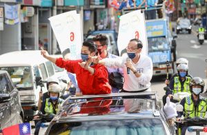 蔣萬安 ▲蔣萬安啟動車隊掃街,身穿大紅色衣服。(圖/文傳會提供)