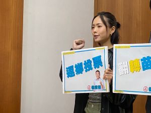 里唯 ▲里唯出席記者會替父親拉票,成為記者會「嬌點」。((圖/記者陳威叡攝,2022.11.22)