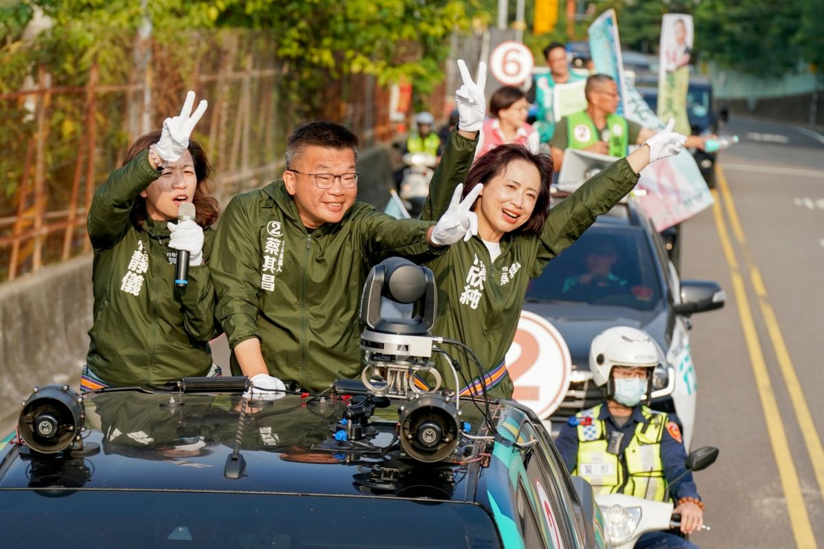 ▲蔡其昌說盧秀燕做不了事情，自己爭取再多經費給台中還是沒用。圖為立委何欣純、林靜儀陪同車隊掃街。（圖／蔡其昌競總提供，2022.11.22）