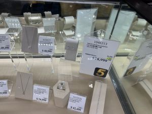 好市多黑五購物節,0.60克拉圓形鑽石耳環。(圖/記者鍾怡婷攝) ▲ 好市多黑五購物節,0.60克拉圓形鑽石耳環。(圖/記者鍾怡婷攝)