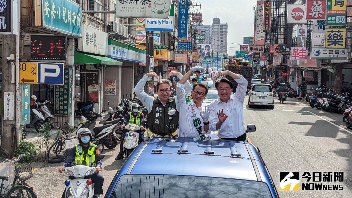 ▲民進黨桃園市長候選人鄭運鵬22日上午在中壢車隊掃街拜票，基隆市長林右昌（右）、立委黃世杰（左）陪同。（圖／記者鄭宏斌攝，2022.11.22）
