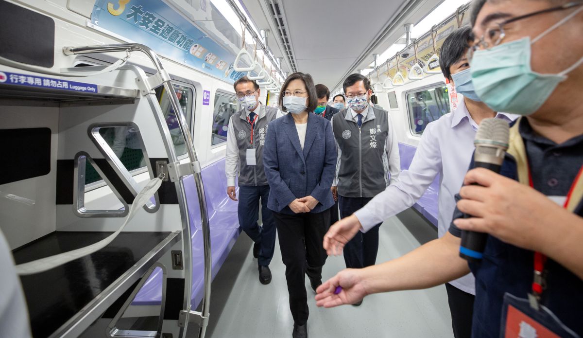 ▲蔡英文今日與鄭文燦、鄭運鵬等人一同視察桃園機場捷運延伸線A22站。（圖／總統府提供）