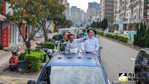 鄭運鵬車掃 ▲基隆市長林右昌(右)、立委黃世杰(左)陪同民進黨桃園市長候選人鄭運鵬掃街,有民眾拿水餃給鄭運鵬,鄭運鵬開心接下、放在前方。(圖/記者鄭宏斌攝,2022.11.22)