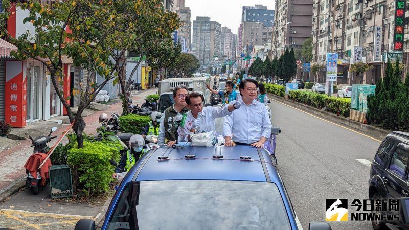 ▲基隆市長林右昌(右)、立委黃世杰(左)陪同民進黨桃園市長候選人鄭運鵬掃街,有民眾拿水餃給鄭運鵬,鄭運鵬開心接下、放在前方。(圖/記者鄭宏斌攝,2022.11.22)