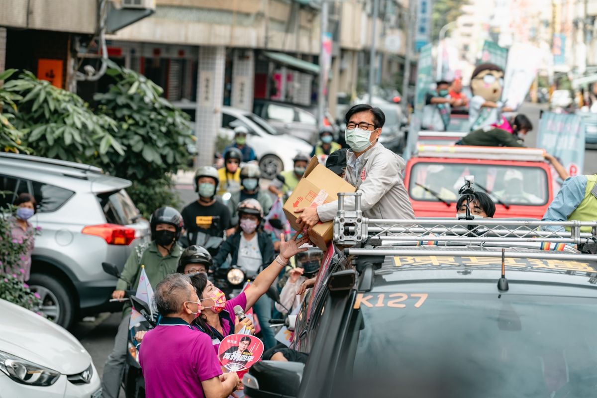 ▲高雄市長陳其邁今(22)日上午在鳳山區，展開密集地毯式車隊掃街拜票！向市民喊話請託催票，獲得市民熱情高喊凍蒜！(圖／記者郭凱杰翻攝)