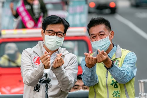 ▲陳其邁今天上午在立法委員許智傑、議員林智鴻、陳慧文、張漢忠還有候選人蘇致榮陪同下，到高雄市人口最多的行政區鳳山車掃拜票。(圖／記者郭凱杰翻攝)