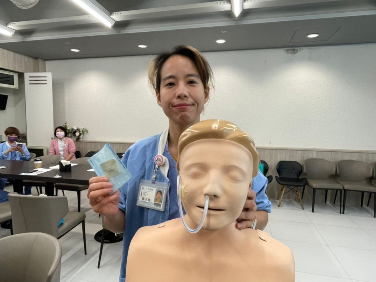 ▲奇美醫學中心手術專責護理小組長顧正婷表示，醫用引流管固定減壓裝置適用於各種外科管路，皮膚防護效能佳（圖／記者林怡孜攝，2022,11,22）