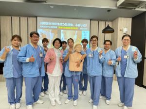 奇美醫學中心手術團隊研發「醫用引流管固定減壓裝置」,具有位置固定及皮膚防壓2項照護要點 ▲奇美醫學中心手術團隊研發「醫用引流管固定減壓裝置」,具有位置固定及皮膚防壓2項照護要點(圖/記者林怡孜攝,2022,11,22)