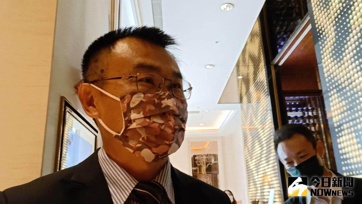 ▲農委會主委陳吉仲今（22）日被問及都如何處理收到的農特產品，一旁的隨扈表示都有分享給大家。（圖／記者許若茵攝，2022.11.22）