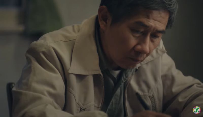 ▲民進黨推出互動式影片《晚回家的爸爸》，由影帝陳文彬演出，呼籲1126出門投票。（圖／民進黨YT）