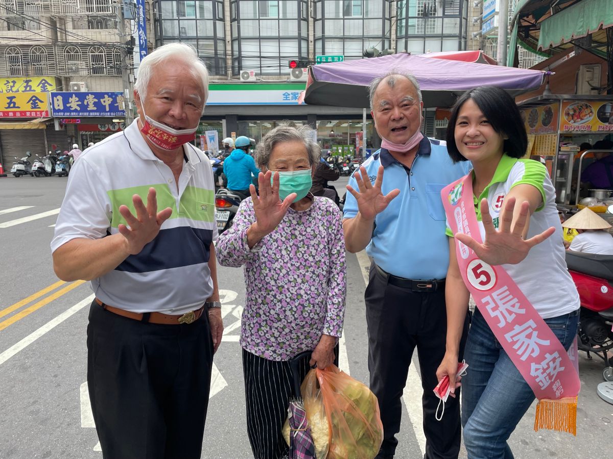 ▲前立法委員林豐喜陪同民進黨市議員候選人張家銨掃街(圖／張家銨提供2022.11.22)