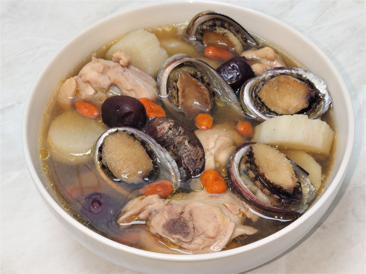 ▲今（22）迎小雪，不少民眾會開始烹煮補氣去寒的料理養生，不過吃太多當心會有上火的危險！新北漁業局特地推薦了一道解膩同時又滋補養生的料理「貢寮鮑山藥雞湯」。（圖／新北漁業局提供）
