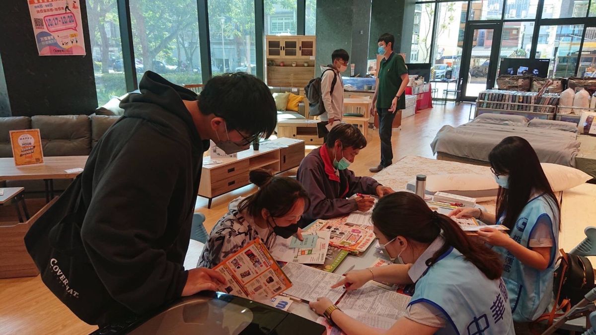 ▲桃園市社會住宅服務中心邀請好夥伴合作廠商們，提供社會住宅專屬優惠回饋，給予社會住宅的住戶們，更提供加碼好禮要讓社宅住戶好禮抽不停。（圖／桃園市政府提供）