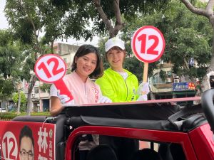 ▲「國會最美人妻」的趙天麟牽手丁雅婷與林智鴻的牽手劉芳茹共組「牽手組」一起為林志鴻車掃拜票。(圖/記者郭凱杰翻攝) ▲「國會最美人妻」的趙天麟牽手丁雅婷與林智鴻的牽手劉芳茹共組「牽手組」一起為林志鴻車掃拜票。(圖/記者郭凱杰翻攝)