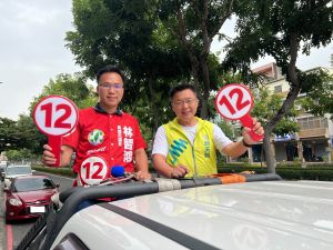 ▲趙天麟與林智鴻共組「師徒組」一起為林志鴻車掃拜票。(圖/記者郭凱杰翻攝) ▲趙天麟與林智鴻共組「師徒組」一起為林志鴻車掃拜票。(圖/記者郭凱杰翻攝)
