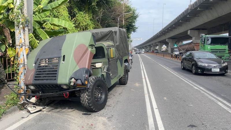 國軍又出事!高雄海軍陸戰隊軍卡疑煞車失靈 自撞電線桿