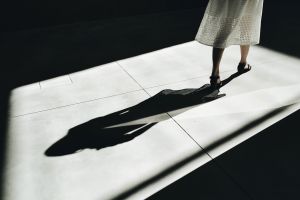▲知名家庭保健名嘴「趙藥師」與女員工出差,返回台北途中於高鐵車廂內強摟、強吻女員工。(示意圖/翻攝自unsplash) ▲知名家庭保健名嘴「趙藥師」與女員工出差,返回台北途中於高鐵車廂內強摟、強吻女員工。(示意圖/翻攝自unsplash)