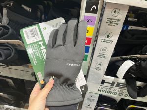 ▲黑五特惠商品HEAD Waterproof  Gloves防潑水可觸控手套。（圖／記者鍾怡婷攝）