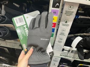 黑五特惠商品HEAD Waterproof Gloves防潑水可觸控手套。(圖/記者鍾怡婷攝) ▲黑五特惠商品HEAD Waterproof Gloves防潑水可觸控手套。(圖/記者鍾怡婷攝)