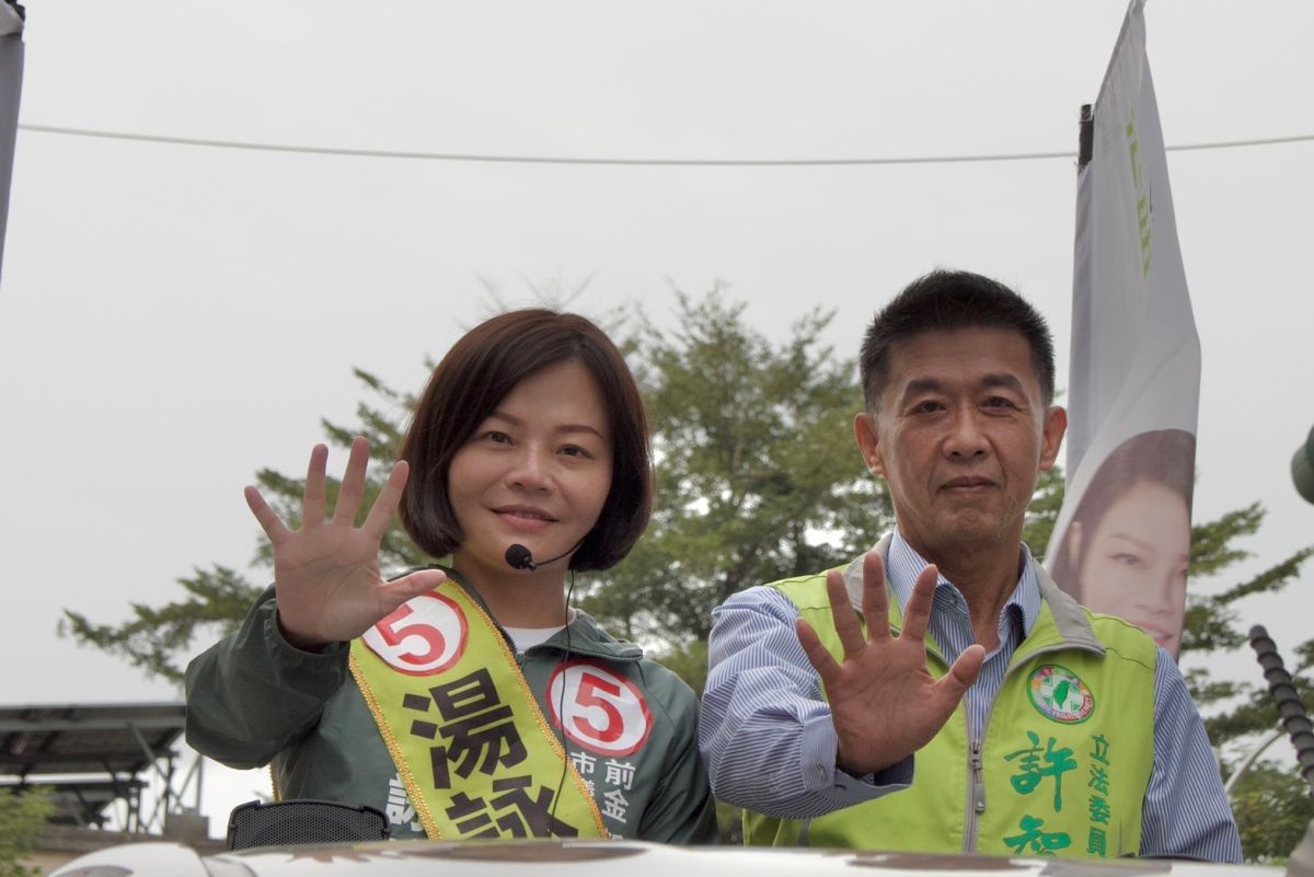 ▲立法委員許智傑今天再度跨選區輔選台大學妹高雄市第八選區(前金、新興、苓雅)市議員候選人湯詠瑜，力拼「全台灣第一位」台美雙律師市議員進入議會。(圖／記者郭凱杰翻攝)