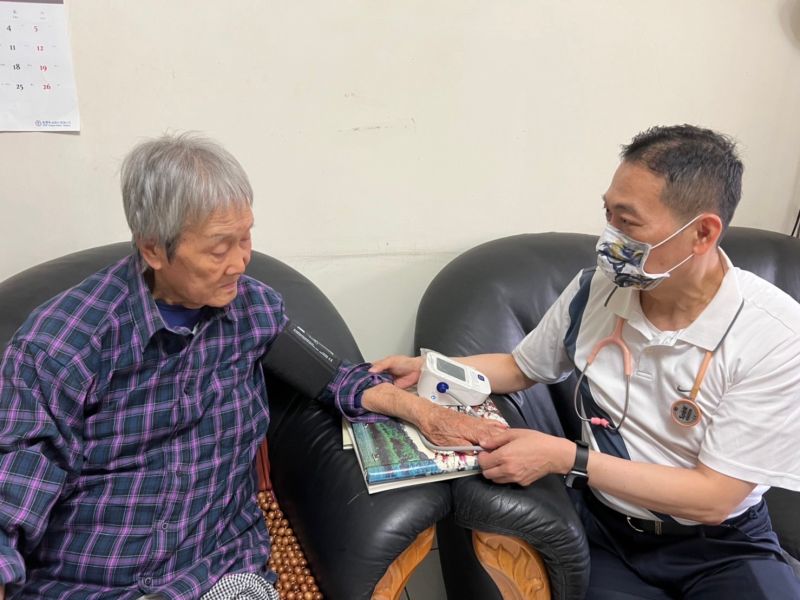 ▲陳萬龍醫師到宅服務,給予專業諮詢及醫療服務。(圖/資料照片)