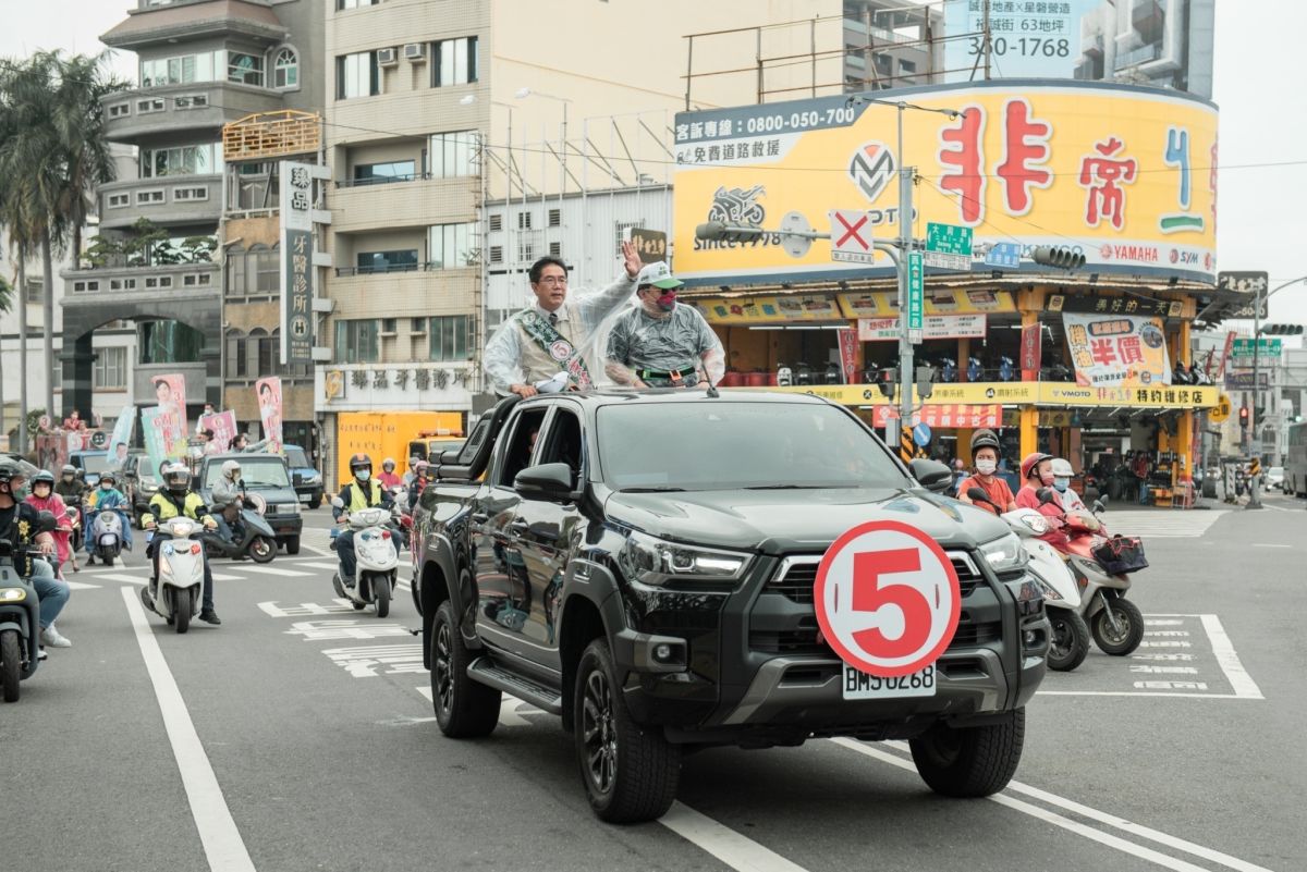 ▲黃偉哲下午在南區車掃，呼籲市民26日踴躍投票（圖／記者林怡孜攝，2022,11,22）