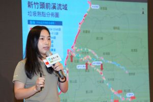 報導 ▲富邦人壽持續前進新竹頭前溪,與荒野保護協會推動川廢快篩調查,結果顯示川廢具有「一次性、集中性」兩大特性,高達八成廢棄物為一次性塑膠製品,並集中於出海口、交通/熱門觀光區域。(圖片來源:富邦人壽提供)