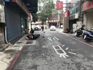 車禍 ▲金門縣一名女駕駛,撞上機車騎士後,未將手煞車就下車,導致車輛繼續滑行穿越馬路。(圖/翻攝畫面)