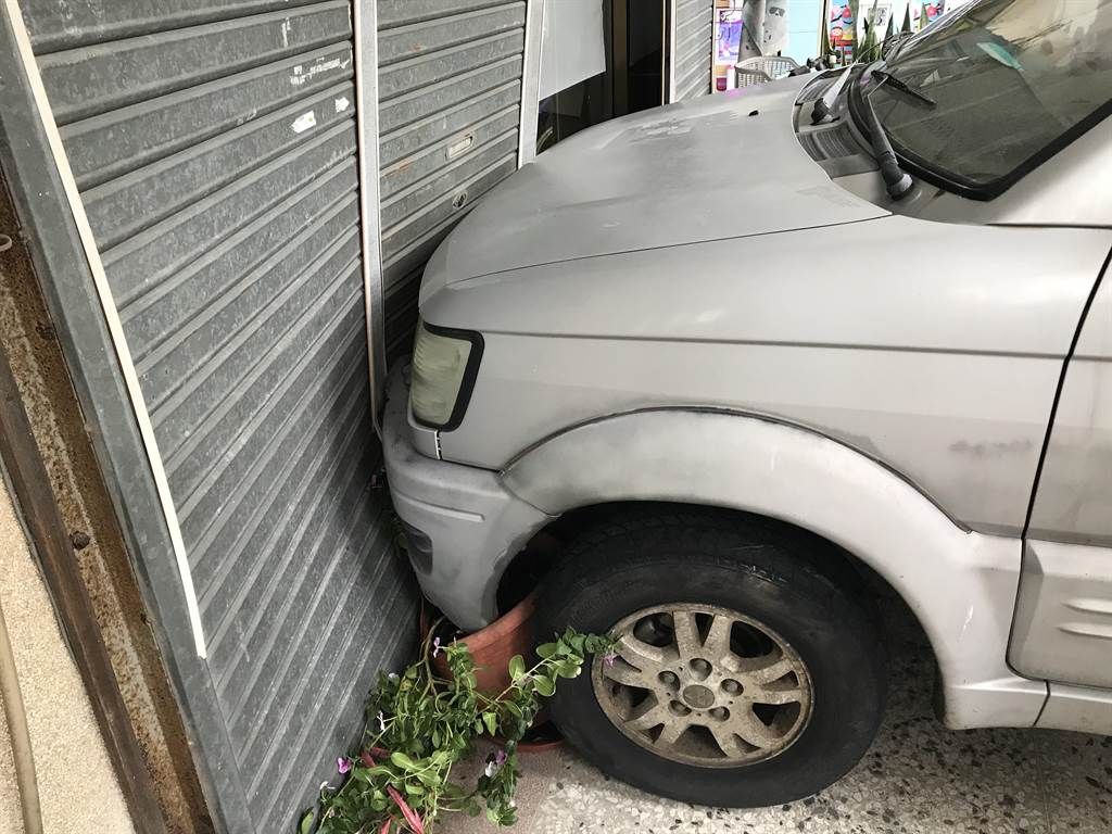 ▲金門縣一名女駕駛，撞上機車騎士後，未將手煞車拉起就下車，導致車輛繼續滑行，並穿越馬路直到撞上民宅鐵門才停下。（圖／翻攝畫面）