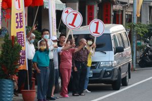 ▲今天車隊掃街時，有民眾聽到廣播車輛接近，有民眾高舉大拇指，大喊「凍蒜、凍蒜」，鄉親形容鍾東錦所到之處，宛如過年、過節一般，展現出雄厚的地方實力。（圖／鍾東錦競選總部提供）