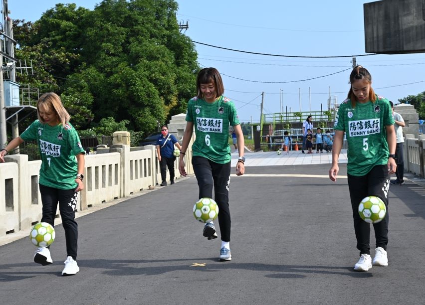 ▲陽信女足大圳踢球。官方提供