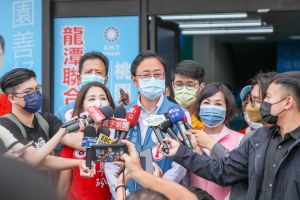 業配 ▲張善政掃街爭取中間選民支持,李佳芬現身力挺,打另類夫人牌。(圖/張辦提供)