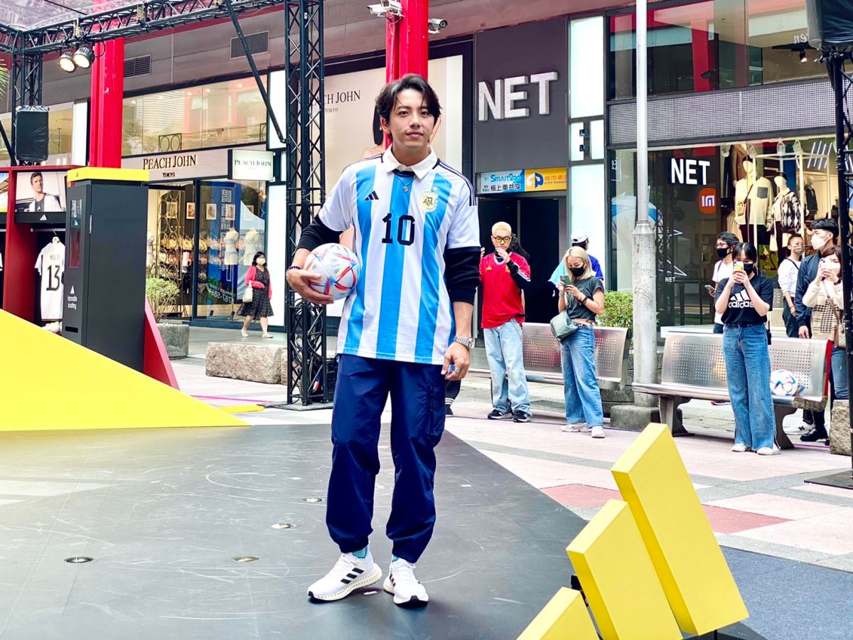 ▲2022卡達世界盃正式開戰，坤達穿上adidas阿根廷國家隊球衣現身信義區「2022 adidas世足快閃基地」，揭幕高達2.2公尺的adidas世界盃超級巨球。受訪時透露最支持梅西，但昨晚自己是一個人看球賽，因為「老婆都在看手機」，只好偶爾叫出個幾聲，希望可以吸引柯佳嬿注意，最後還開玩笑「應該會送她一件梅西的衣服」，作為維持夫妻最佳相處之道。（圖／記者蕭涵云攝）