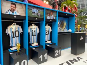 ▲阿根廷國家隊休息室空間，當然是球星梅西最為搶眼。（圖／記者蕭涵云攝）