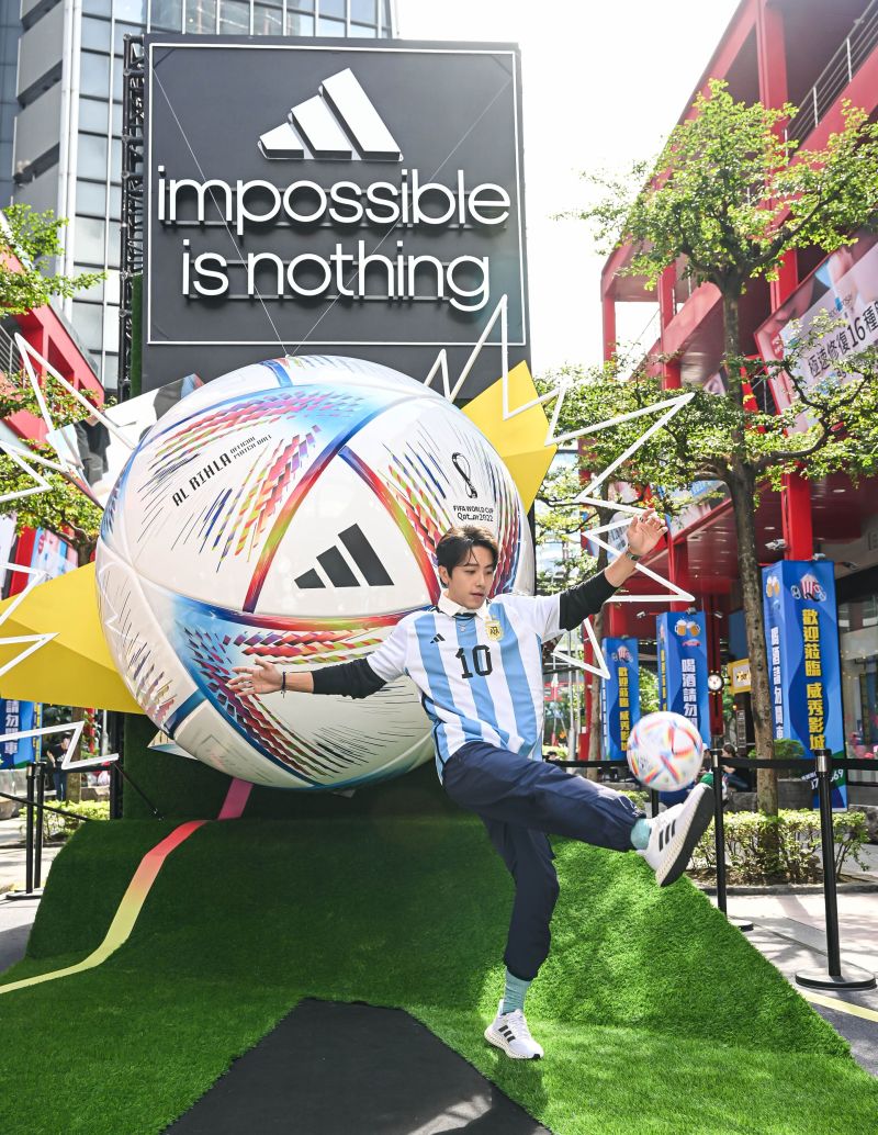 ▲坤達在adidas世足快閃基地,現場帥氣踢球。(圖/adidas提供)