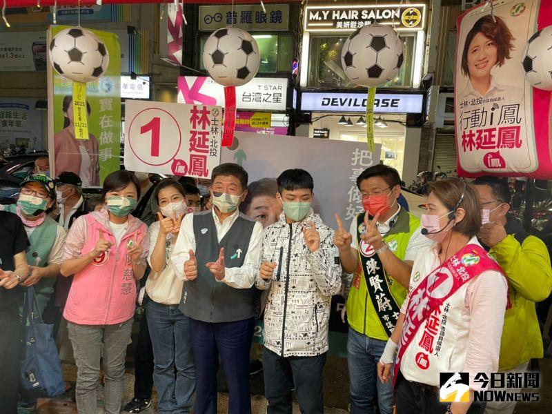 ▲陳時中快閃士林夜市受到熱烈歡迎，逾百位民眾排隊合照。（圖／記者黃宣尹攝，2022.11.22）