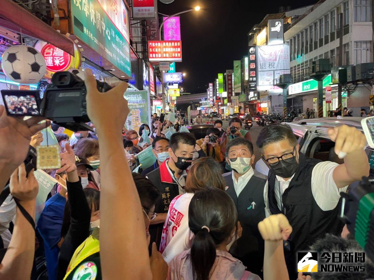 ▲陳時中快閃士林夜市受到熱烈歡迎，逾百位民眾排隊合照。（圖／記者黃宣尹攝，2022.11.22）