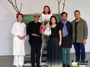 聊齋新繹「千年幻戀」歌劇院登場 人偶共演雙軸線 ▲聊齋新繹「千年幻戀」26.27日在台中國家歌劇院登場 ,歡迎投完票記得進劇場支持國寶布袋戲。(圖/記者金武鳳攝,2022.11.22)