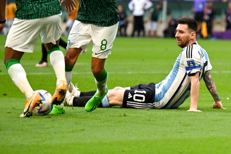 ▲阿根廷小組賽首戰爆冷輸球，主將梅西癱坐在地。（圖／美聯社／達志影像）