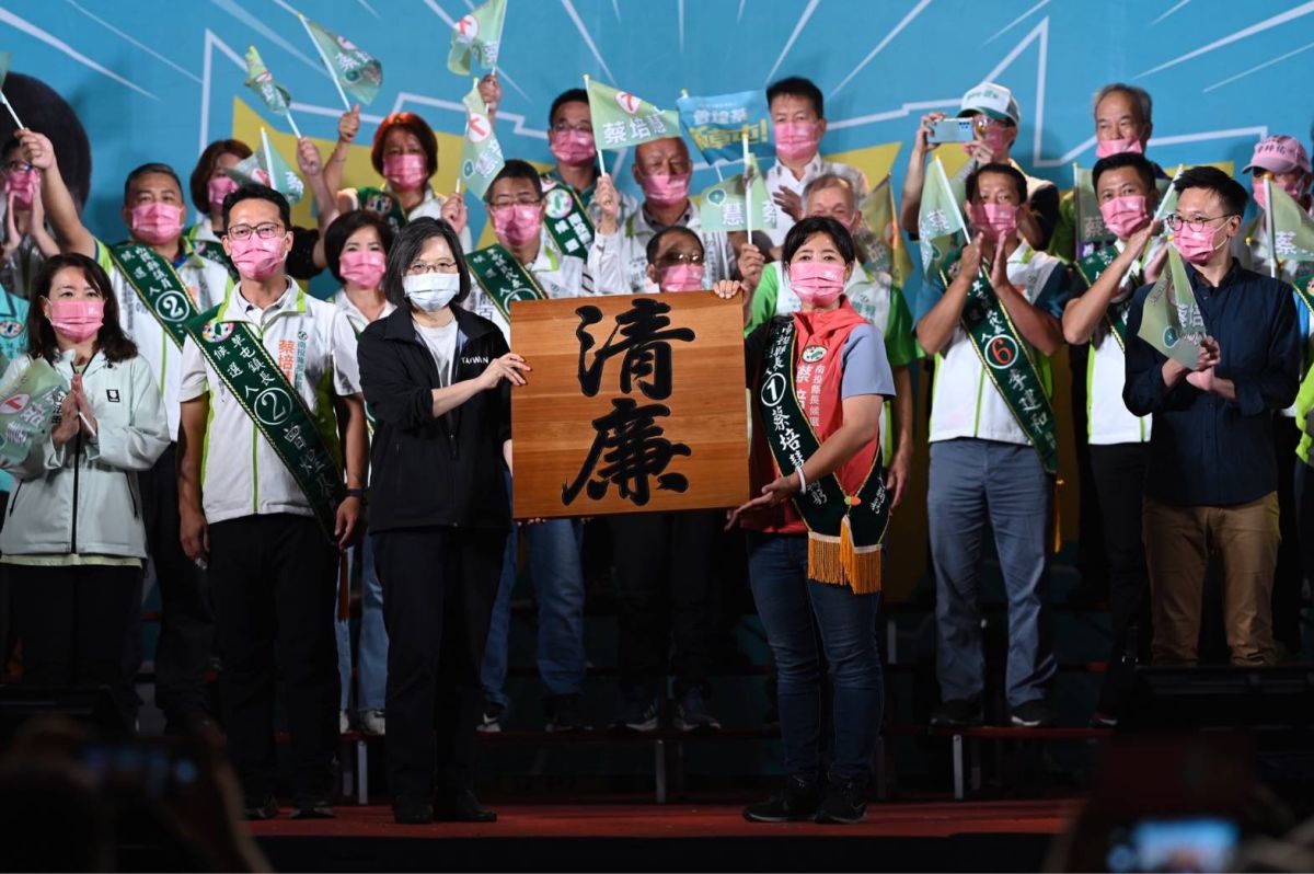 ▲蔡英文送給蔡培慧「清廉」木匾，期盼她改變家鄉、還給人民乾淨南投。（圖／蔡培慧競總提供，2022.11.22）