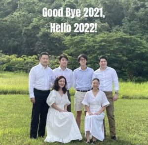 ▲2022年初謝吉人的全家福。（圖／翻攝自微博）