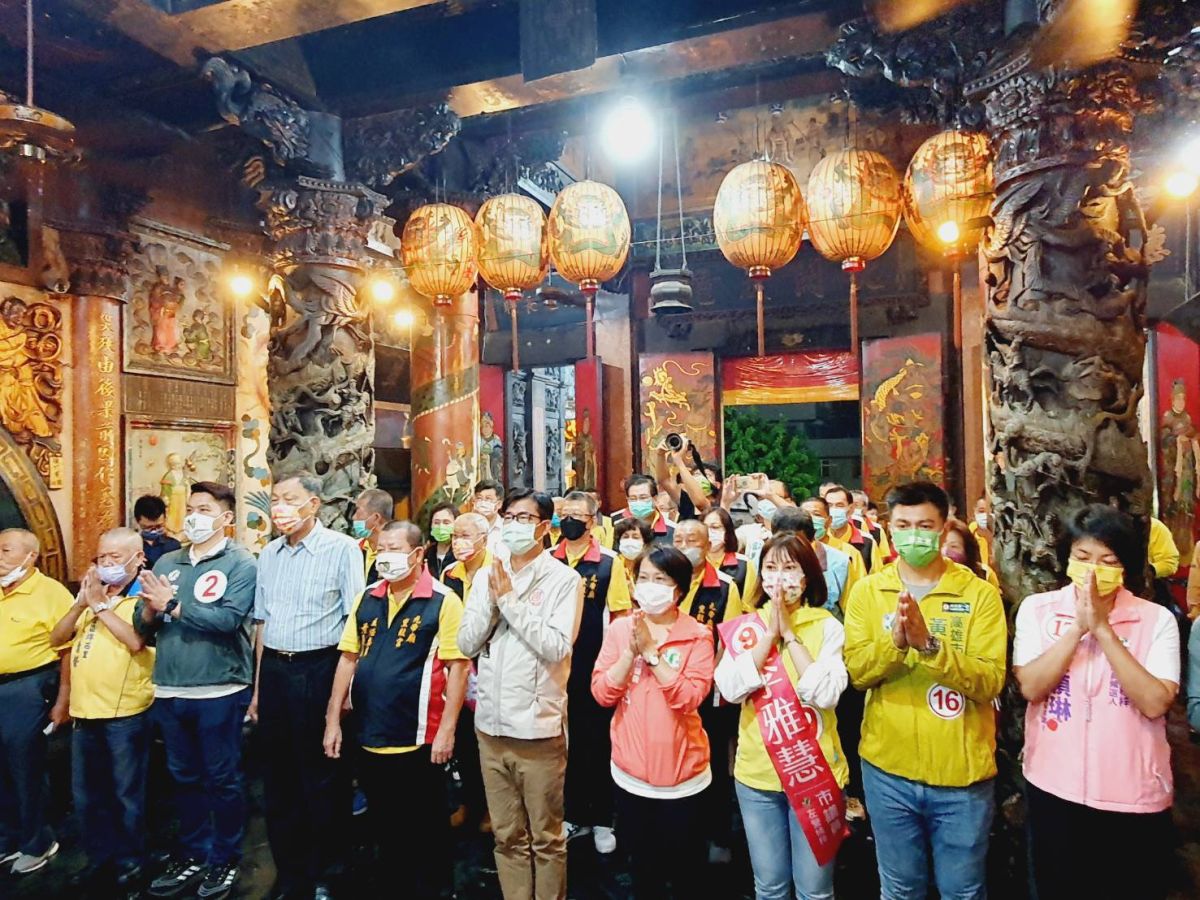 ▲今晚壓軸的高雄市長陳其邁今、明兩天都在左營、楠梓，今天晚間先於左營元帝廟參香，現場擠爆大批支持群眾。（圖／記者郭凱杰翻攝）