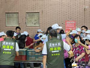 ▲民進黨桃園市長候選人鄭運鵬內壢選前晚會,民眾回家前排隊領取吐司。(圖/記者呂炯昌攝,2022.11.22) ▲民進黨桃園市長候選人鄭運鵬內壢選前晚會,民眾回家前排隊領取吐司。(圖/記者呂炯昌攝,2022.11.22)