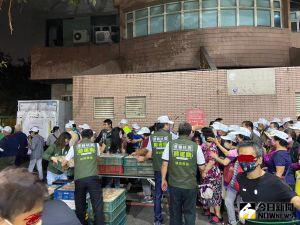 民進黨桃園市長候選人鄭運鵬內壢選前晚會,民眾回家前排隊領取吐司。(圖/記者呂炯昌攝,2022.11.22) ▲民進黨桃園市長候選人鄭運鵬內壢選前晚會,民眾回家前排隊領取吐司。(圖/記者呂炯昌攝,2022.11.22)